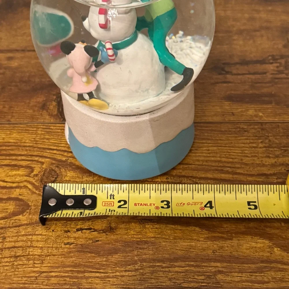 Disney Hallmark Musical‎ Snow Globe Christmas Candy Goofy Minnie Donald Mickey